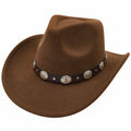 Sombrero de vaquero marrón con detalles metálicos