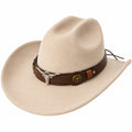 Sombrero vaquero beige con banda de cuero decorativa
